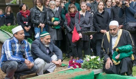 Opfer der Abschottungspolitik: Imam Abdallah Hajjir (vorn rechts...