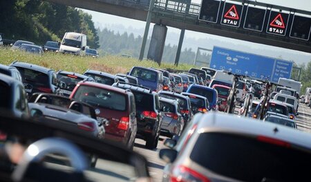 Alltag im Autoland. Der Verkehr staut sich am 19. Juli 2014 auf ... Alltag im Autoland. Der Verkehr staut sich am 19. Juli 2014 auf ...