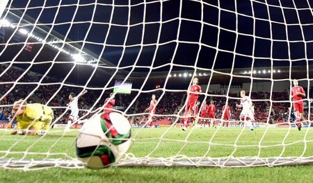 Der Ball ist da, wo er hingehört: im dänischen Tor. Der 2:0-Tref... Der Ball ist da, wo er hingehört: im dänischen Tor. Der 2:0-Tref...