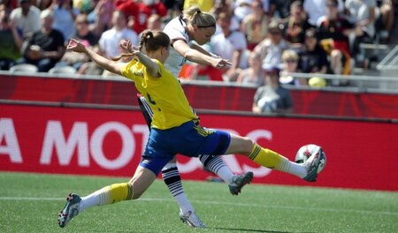 Die klar bessere Mannschaft: Alexandra Popp (Nummer 18) im Zweik... Die klar bessere Mannschaft: Alexandra Popp (Nummer 18) im Zweik...