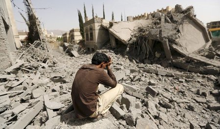 Spuren saudischer Luftangriffe auf die jemenitische Hauptstadt S... Spuren saudischer Luftangriffe auf die jemenitische Hauptstadt S...