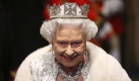 »She ain't no human being«: Die Queen in voller Montur (bei der ...
