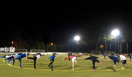 Dehnen im Flutlicht: Welcome United 03 im Babelsberger Karl-Lieb...