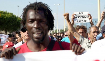 »Kein Mensch ist illegal«: Demonstration gegen das Flüchtlingsin...