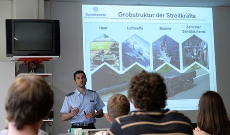 Die Bundeswehr scheut keinen Aufwand, um junge Leute zum Militär...