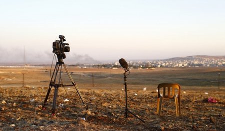 Wo geschossen wird, ist es für Journalisten angebracht, die aufg...