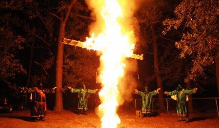 Kreuzverbrennung des Ku-Klux-Klan in Warrenville, South Carolina...
