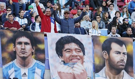 Dreifaltigkeit auf Bettlaken: Messi, Maradona und Javier Mascher...