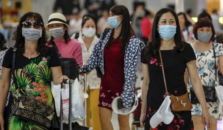 Furcht vor MERS-Infektion: Touristengruppe bei der Ankunft auf I...