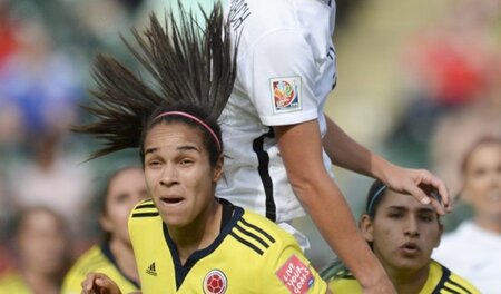 Alle Haare fliegen hoch – und Abby Wambach am höchsten