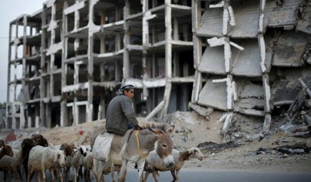 Immer noch sind Kriegsschäden im Gazastreifen sichtbar, hier in ...