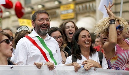Bürgermeister Ignazio Marino bei einer Schwulenparade am 13. Jun... Bürgermeister Ignazio Marino bei einer Schwulenparade am 13. Jun...