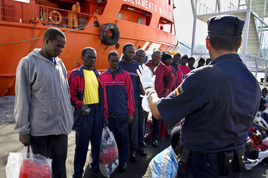14. Mai, Los Cristianos, Teneriffa: Flüchtlinge aus Afrika werde...