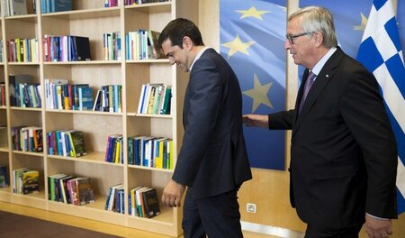 EU-Kommissionschef Jean-Claude Juncker (r.) geleitet am Mittwoch... EU-Kommissionschef Jean-Claude Juncker (r.) geleitet am Mittwoch...