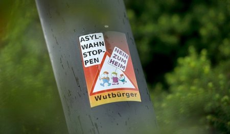Hetzaufkleber auf Laternenmast nahe der Freitaler Flüchtlingsunt... Hetzaufkleber auf Laternenmast nahe der Freitaler Flüchtlingsunt...