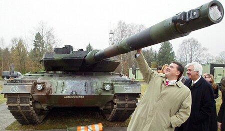 Brav, Leopard, brav – Sigmar Gabriel, damals Ministerpräsident N... Brav, Leopard, brav – Sigmar Gabriel, damals Ministerpräsident N...