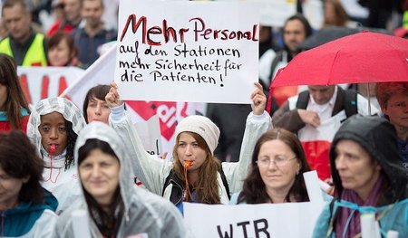 Die Pflegekräfte der Berliner Charité sind die ersten, die für e... Die Pflegekräfte der Berliner Charité sind die ersten, die für e...
