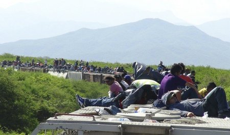 Güterzug auf der Linie, die vom Süden Mexikos bis an die Grenze ... Güterzug auf der Linie, die vom Süden Mexikos bis an die Grenze ...