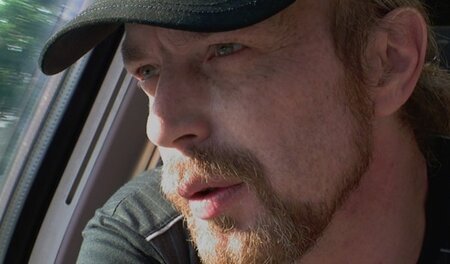 Alain im Zug auf dem Weg ins Gefängnis: Arte Alain im Zug auf dem Weg ins Gefängnis: Arte