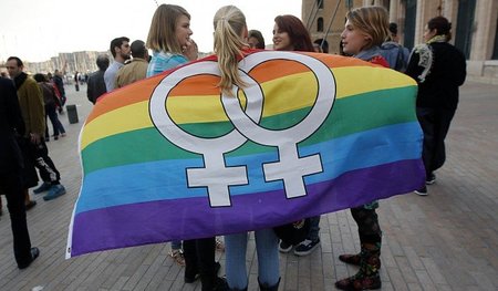 Mit langem Atem: Aktivistinnen auf einer Kundgebung für die Homo... Mit langem Atem: Aktivistinnen auf einer Kundgebung für die Homo...