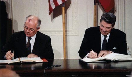 Atomare Abrüstung: US-Präsident Ronald Reagan (r.) und der sowje... Atomare Abrüstung: US-Präsident Ronald Reagan (r.) und der sowje...