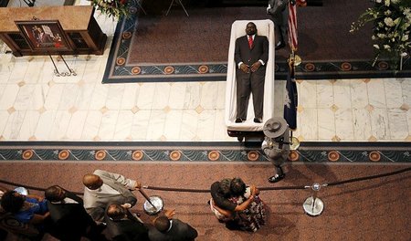 Der Leichnam des ermordeten Pastors Clementa Pinckney ist seit M... Der Leichnam des ermordeten Pastors Clementa Pinckney ist seit M...