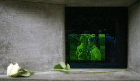 Am Berliner Denkmal für die von den Nazis zu Zehntausenden krimi...