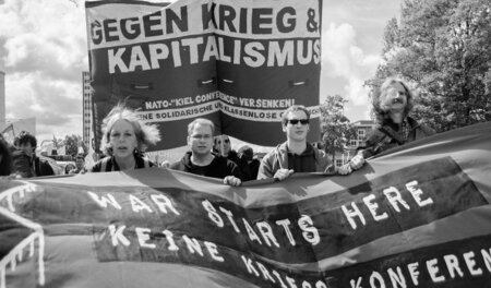 »Krieg beginnt hier« – Proteste gegen das Militariaevent auf der... »Krieg beginnt hier« – Proteste gegen das Militariaevent auf der...