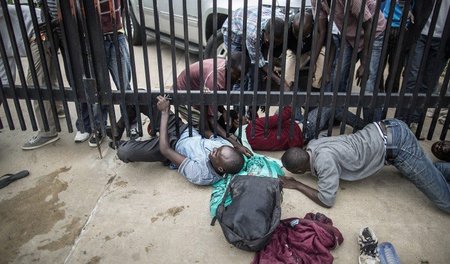 Burundische Studenten flüchten sich am Donnerstag auf das Geländ... Burundische Studenten flüchten sich am Donnerstag auf das Geländ...