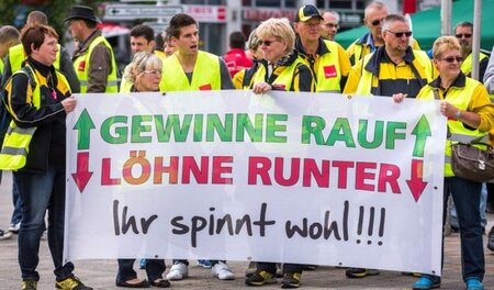 Kämpferische Stimmung bei einer Streikdemo von Postmitarbeitern ...