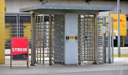 Will hart bleiben: Bestreikter Versandhändler Amazon, hier Stand...
