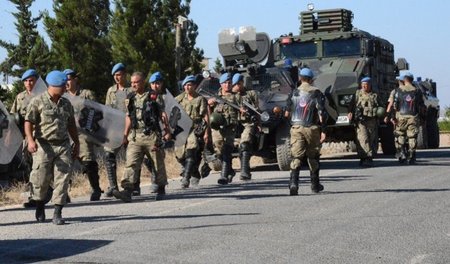 Türkische Truppen am Freitag an der türkisch-syrischen Grenze in...
