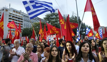 KKE-Mitglieder auf einer Protestdemonstration gegen die Austerit...