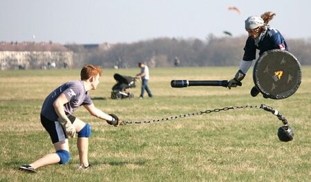Besser als Kinderwagenschieben? Sprung über die gepolsterte Kett... Besser als Kinderwagenschieben? Sprung über die gepolsterte Kett...