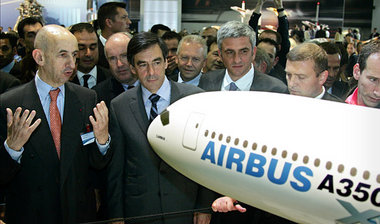 Airbus-Chef Luis Gallois (l.) präsentiert dem französischen Mini...