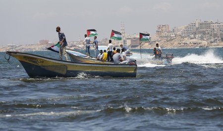 Palästinenser demonstrieren am Montag vor dem Hafen von Gaza-Sta...