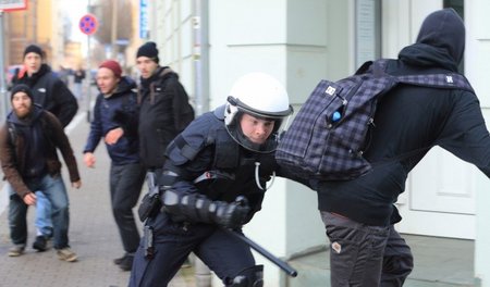 Mit vollem Körpereinsatz: Polizeibeamte schützten am 18. Januar ...