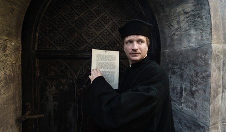 Kritisiert öffentlich die Unordnung in der Kirche: Jan Hus