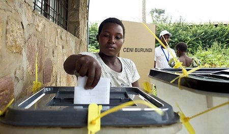 Eine Frau beim Einwerfen ihres Wahlzettels in der burundischen G...