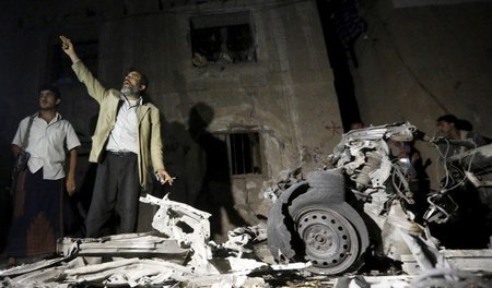 Saudische Luftwaffe und IS-Bodenterror: 28 Tote bei Anschlag in ...