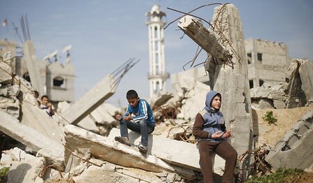 Palästinensische Jungen in Ruinen, im Osten von Gaza-Stadt. Aufn...