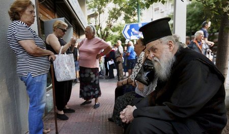 Renter und ein orthodoxer Priester warteten am Mittwoch vor eine...