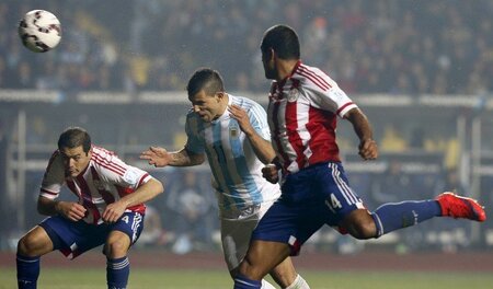 Der kleine »Kun« köpft, umringt von Riesen, das 5:1