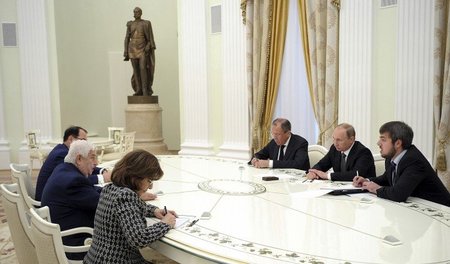 Der syrische Außenminister Walid Muallem (1.v.r) traf sich mit s...