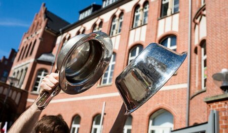 Streikende der Charité zogen am Dienstag vor das Roten Rathaus, ...