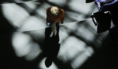 Spielt jetzt erst einmal auf Zeit: Kanzlerin Angela Merkel (CDU)...