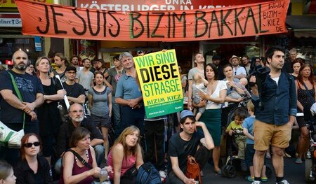 »Normalerweise lese ich nicht vor so vielen Leuten«, entschuldig...