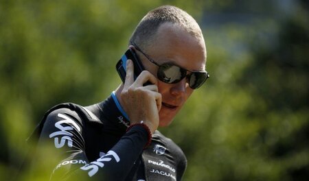 Chris Froome telefoniert dem Transparenzfortschritt hinterher