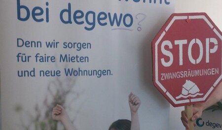 Etwa 30 Personen aus dem Bündnis »Zwangsräumung verhindern« bese...