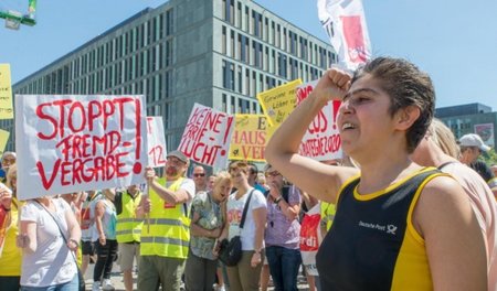 Menschenkette für bessere Arbeitsbedingungen. Post- und Charitéb...